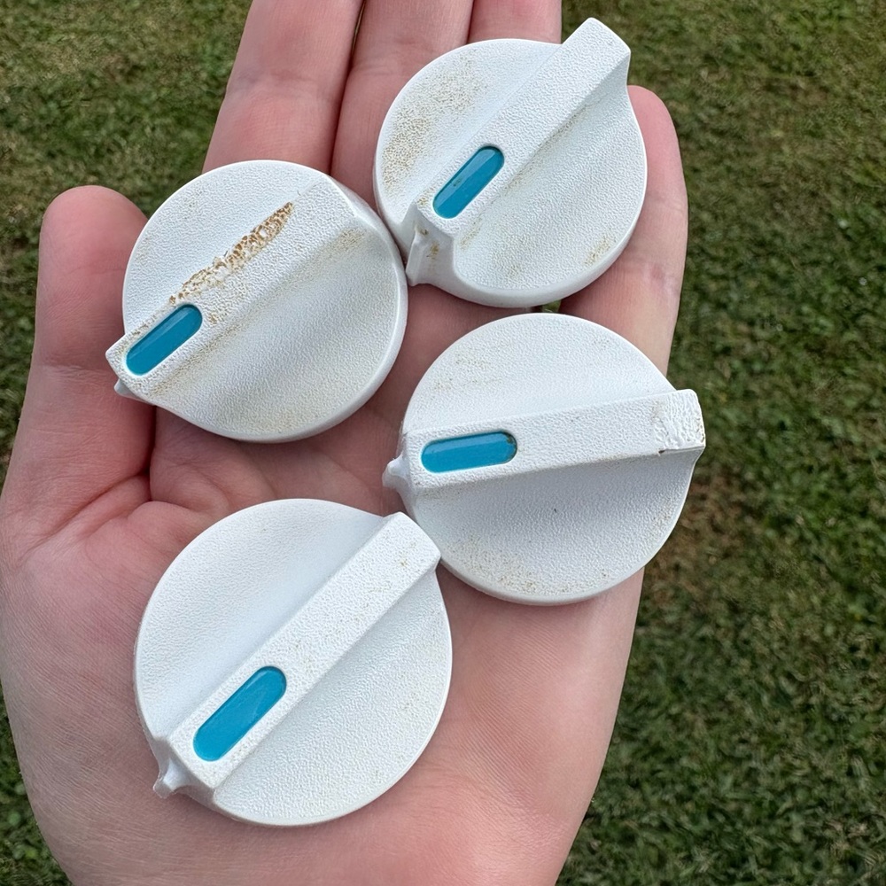 GE Range knobs set of 4 5697 Preowned 2 fair and 2 good condition white & blue